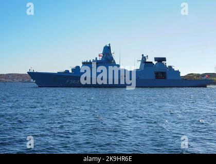 HALIFAX (Nouvelle-Écosse) (oct 28, 2022) – la frégate de classe Huitfeldt de la Royal Danish Navy HDMS Peter Willemoes (F362), qui fait partie du groupe de grève des transporteurs USS Gerald R. Ford (GRFCSG), arrive dans le port de Halifax pour une visite au port, le 28 octobre. Le GRFCSG en est à son premier déploiement et a mené des opérations et des exercices maritimes multinationaux dans l'océan Atlantique avec les alliés de l'OTAN. (É.-U. Navy photo par Mass communication Specialist 1st Class Ryan Seelbach) Banque D'Images