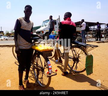 Petauke, Zambie. 28th octobre 2022. Photo prise le 22 octobre 2022 montre des cyclistes qui attendent des clients dans le district de Pepauke, province de l'est, Zambie. Crédit : Lillian Banda/Xinhua/Alay Live News Banque D'Images