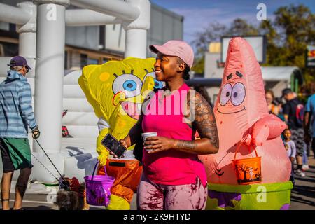 10-22-2022 Tulsa USA Happy Black Woman en rose top et Cap marche avec Bob l'éponge et Patrick - costumes gonflables - à Halloween BoHaHa parade avec dedans Banque D'Images