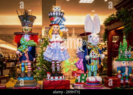 12-17-2021 Tulsa USA Alice au pays des merveilles figurines de Noël et casse-noisettes exposés dans le grand magasin avec arbres de Noël flous en arrière-plan Banque D'Images