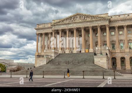 L'emblématique bâtiment du Capitole des États-Unis à Washington D.C. avec une façade classique comportant de nombreuses colonnes et un large escalier menant à l'entrée. Banque D'Images