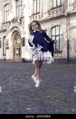 Exprimez-vous par le mouvement. Danse fille porter uniforme à l'extérieur. Enfant plein d'énergie en plein air. Éducation à la danse. École de danse. Retour à l'école Banque D'Images