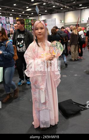 Londres, Royaume-Uni. 28th octobre 2022. Une robe de fille chinoise à Hanfu assiste à l'événement MCM Comic con 2022 et a eu un bon moment à Londres Excel. Crédit : voir Li/Picture Capital/Alamy Live News Banque D'Images