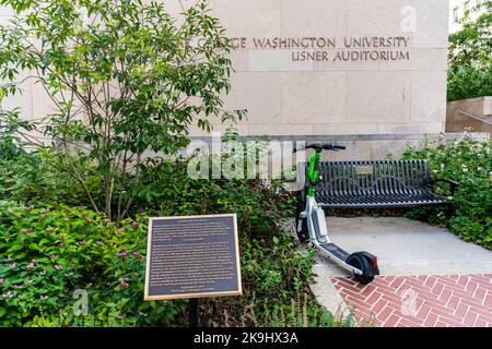 Washington, DC - 8 septembre 2022 : cette plaque, placée en reconnaissance de l'intégration raciale de l'auditorium Lisner de l'Université George Washington, est Banque D'Images