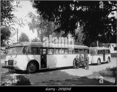 Volvo B 532 avec remorque personnelle attelée. Comté de Stockholm Omquarteuss AB, SLO (Stockholm-Roslagen Railway, SRJ). Banque D'Images