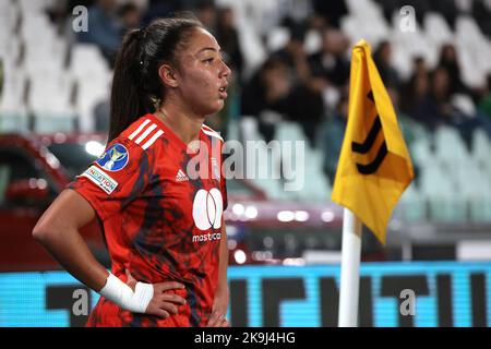 Turin, Italie, 27th octobre 2022. Selma Bacha, de Lyon, se prépare à prendre un coup de pied lors du match de la Ligue des champions des femmes de l'UEFA au stade Juventus, à Turin. Le crédit photo devrait se lire: Jonathan Moscrop / Sportimage Banque D'Images