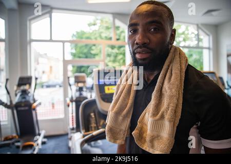 Un gars s'entraîne dans la salle de gym en courant sur le tapis roulant, le bien-être et le concept de fitness Banque D'Images