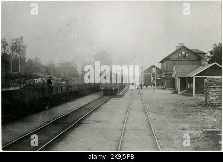 Les trains personnels et la gare de Sleeping car ont été construits en 1877 et en même temps le bâtiment de la gare a été érigé, deux étages en bois. Il a été modernisé en 1942. L'appareillage de connexion a été construit en 1916. Engrenage mécanique. La cour a été élargie en partie avec de nouvelles voies et en partie avec l'extension de l'ancienne. La station a été nommée Näs jusqu'en 1.7.1878 Banque D'Images