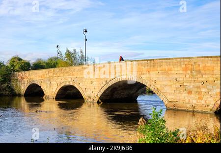 Pont voûté bas au-dessus d'une rivière à Tamworth, Royaume-Uni Banque D'Images