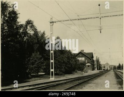 Bangården, ligne de contact et maison de gare. Banque D'Images