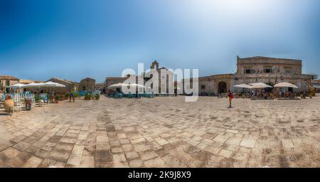 MARZAMEMI, ITALIE - 12 AOÛT 2021 : la place centrale principale de Marzamemi, village de pêcheurs pittoresque dans la province de Syracuse, Italie Banque D'Images