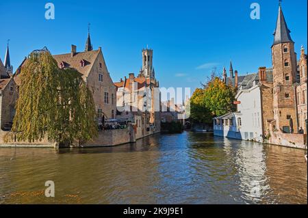 Bruges, Belgique et le Rozenhoedkaai, Rosary Quay, avec le beffroi de Bruges Banque D'Images