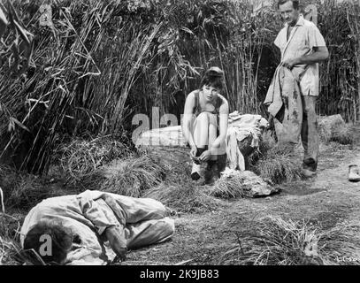 David Opatoshu, Leslie Caron, David Niven, sur le tournage du film britannique, « Guns of Darkness », Warner Bros., 1962 Banque D'Images