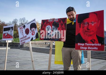 Kiev, Ukraine. 28th octobre 2022. Un iranien qui vit en Ukraine détient un écriteau avec les apparences du président russe Vladimir Poutine et du guide suprême iranien Ali Khamenei lors d'une protestation contre le gouvernement iranien et des livraisons de drones iraniens à la Russie dans le centre de Kiev. Les autorités ukrainiennes ont déclaré que quelque 400 drones fabriqués en Iran ont été utilisés par la Russie dans plus de 30 attaques de drones contre l'Ukraine. L'Iran a nié avoir fourni des armes à la Russie pour les utiliser en Ukraine. Crédit : SOPA Images Limited/Alamy Live News Banque D'Images
