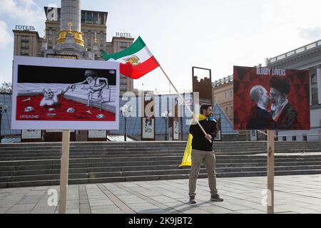 Kiev, Ukraine. 28th octobre 2022. Un iranien qui vit en Ukraine participe à une manifestation contre le gouvernement iranien et à la livraison de drones iraniens à la Russie dans le centre de Kiev. Les autorités ukrainiennes ont déclaré que quelque 400 drones fabriqués en Iran ont été utilisés par la Russie dans plus de 30 attaques de drones contre l'Ukraine. L'Iran a nié avoir fourni des armes à la Russie pour les utiliser en Ukraine. Crédit : SOPA Images Limited/Alamy Live News Banque D'Images