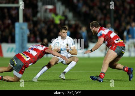 Harvey Skinner de Exeter Chiefs est attaqué par Santiago Socino de Gloucester Rugby pendant le match Gallagher Premiership Gloucester Rugby vs Exeter Chiefs au Kingsholm Stadium , Gloucester, Royaume-Uni, 28th octobre 2022 (photo par Nick Browning/News Images) Banque D'Images