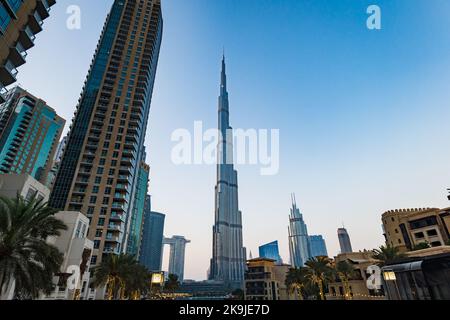 Dubaï, Émirats Arabes Unis - octobre 2022 : vue sur le coucher du soleil de Burj Khalifa au centre commercial Dubai Mall, célèbre monument de Dubaï, Émirats Arabes Unis. Banque D'Images