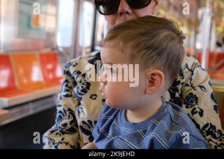 petit bébé avec maman sur le métro nyc Banque D'Images