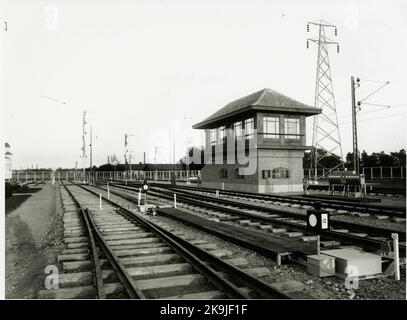 Bangården à la gare de Malmö. Gare centrale de Malmö. De 1856 à 1864, la ligne principale sud a été ouverte par étapes. La ligne principale de Malmö à Lund a été ouverte pour le trafic 1856-12-01. La première maison de gare en pierre avec salle de chemin de fer a été construite en 1855-56 par un architecte danois inconnu, éventuellement C.F.RASMISSEN. Le bâtiment a été en grande partie détruit dix ans plus tard, à 14 décembre 1866, en cas d'incendie. En 1878, une grande extension du système de chenilles a été achevée, un cercle stable a été ajouté, l'atelier de réparation et le magasin de marchandises ont été élargis. Connexion de chemins de fer individuels au stat Banque D'Images