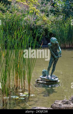 Statue du 'pêcheur au crabe' par Miklos Ligeti (1954) dans le jardin japonais de l'île Margaret - Budapest, Hongrie Banque D'Images