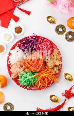 Yee sang, Yusheng, Lo Hei ou Lou sang est une salade de poisson cru de style cantonais. C'est le symbole de l'abondance, de la prospérité et de la Vigor. Salade chinoise brute Banque D'Images