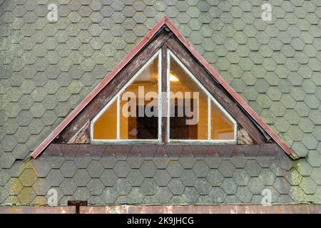 Une fenêtre triangulaire sur le toit de la maison Banque D'Images