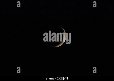 Istanbul, Turquie. 28th octobre 2022. Le croissant de lune est vu dans le ciel après le coucher du soleil à Istanbul. Crédit : SOPA Images Limited/Alamy Live News Banque D'Images