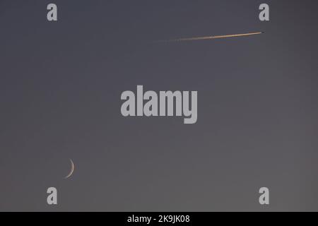 Istanbul, Turquie. 28th octobre 2022. La lune du croissant et un avion sont vus dans le ciel après le coucher du soleil à Istanbul. Crédit : SOPA Images Limited/Alamy Live News Banque D'Images