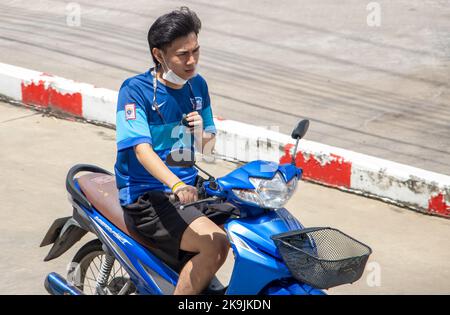 SAMUT PRAKAN, THAÏLANDE, OCT 04 2022, Un homme conduit une moto et fume une cigarette électronique Banque D'Images