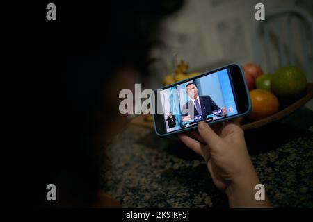 Sao Paulo, Brésil. 28th octobre 2022. Une femme regarde le président et la candidate de réélection Jair Messias Bolsonaro lors d'un débat avec l'ancien président et candidat Luiz Inacio Lula da Silva, à Sao Paulo, Brésil, 28 octobre 2022. Le débat se tient par Globo TV à la veille du deuxième tour des élections présidentielles au Brésil qui ont lieu sur 30 octobre. (Photo par Igor do Vale/Sipa USA) crédit: SIPA USA/Alay Live News Banque D'Images