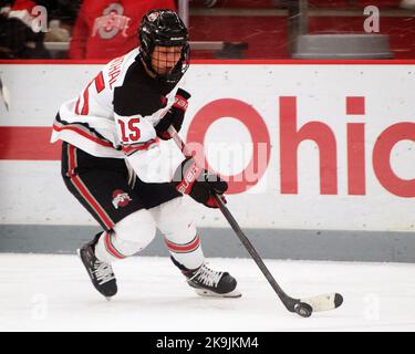 Columbus, Ohio, États-Unis. 28th octobre 2022. L'Ohio State Buckees avance Gabby Rosenthal (15) porte le palet contre les Minnesota Golden Gophers dans leur jeu à Columbus, Ohio. Brent Clark/CSM/Alamy Live News Banque D'Images