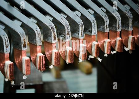 Groupe de détails métalliques colorés du moteur électrique à l'usine Banque D'Images