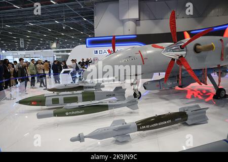 Istanbul, Turquie. 28th octobre 2022. Les gens visitent une foire turque de défense et d'aviation à Istanbul, Turquie, 28 octobre 2022. Les armes et technologies nationales de pointe ont attiré l'attention des visiteurs lors du salon de la défense et de l'aviation turc qui s'est tenu dans la plus grande ville d'Istanbul. POUR ALLER AVEC 'Roundup: Les nouvelles armes domestiques captent l'attention à la foire de défense turque' Credit: UNAL Cam/Xinhua/Alamy Live News Banque D'Images