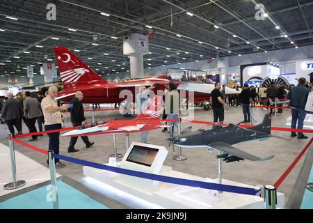 Istanbul, Turquie. 28th octobre 2022. Les gens visitent une foire turque de défense et d'aviation à Istanbul, Turquie, 28 octobre 2022. Les armes et technologies nationales de pointe ont attiré l'attention des visiteurs lors du salon de la défense et de l'aviation turc qui s'est tenu dans la plus grande ville d'Istanbul. POUR ALLER AVEC 'Roundup: Les nouvelles armes domestiques captent l'attention à la foire de défense turque' Credit: UNAL Cam/Xinhua/Alamy Live News Banque D'Images