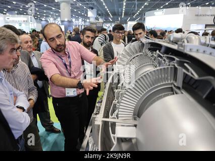 Istanbul, Turquie. 28th octobre 2022. Les gens visitent une foire turque de défense et d'aviation à Istanbul, Turquie, 28 octobre 2022. Les armes et technologies nationales de pointe ont attiré l'attention des visiteurs lors du salon de la défense et de l'aviation turc qui s'est tenu dans la plus grande ville d'Istanbul. POUR ALLER AVEC 'Roundup: Les nouvelles armes domestiques captent l'attention à la foire de défense turque' Credit: UNAL Cam/Xinhua/Alamy Live News Banque D'Images