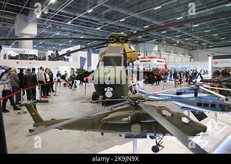 Istanbul, Turquie. 28th octobre 2022. Les gens visitent une foire turque de défense et d'aviation à Istanbul, Turquie, 28 octobre 2022. Les armes et technologies nationales de pointe ont attiré l'attention des visiteurs lors du salon de la défense et de l'aviation turc qui s'est tenu dans la plus grande ville d'Istanbul. POUR ALLER AVEC 'Roundup: Les nouvelles armes domestiques captent l'attention à la foire de défense turque' Credit: UNAL Cam/Xinhua/Alamy Live News Banque D'Images