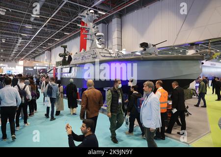 Istanbul, Turquie. 28th octobre 2022. Les gens visitent une foire turque de défense et d'aviation à Istanbul, Turquie, 28 octobre 2022. Les armes et technologies nationales de pointe ont attiré l'attention des visiteurs lors du salon de la défense et de l'aviation turc qui s'est tenu dans la plus grande ville d'Istanbul. POUR ALLER AVEC 'Roundup: Les nouvelles armes domestiques captent l'attention à la foire de défense turque' Credit: UNAL Cam/Xinhua/Alamy Live News Banque D'Images