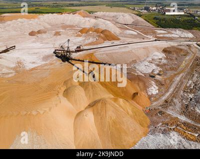 Épandeur et gerbeur à courroie pour le transport du sable et du gravier Banque D'Images