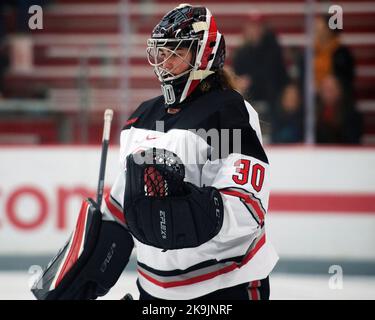 Columbus, Ohio, États-Unis. 28th octobre 2022. Ohio State Buckeyes Goaltender Amanda Thiele (30) pendant la deuxième période contre les Minnesota Golden Gophers dans leur jeu à Columbus, Ohio. Brent Clark/CSM/Alamy Live News Banque D'Images