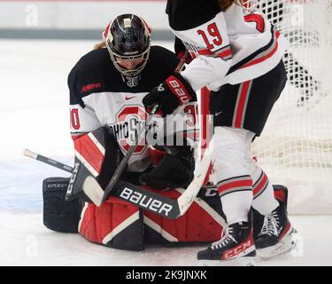 Columbus, Ohio, États-Unis. 28th octobre 2022. L'Ohio State Buckeyes Goaltender Amanda Thiele (30) fait l'économie contre les Minnesota Golden Gophers dans leur jeu à Columbus, Ohio. Brent Clark/CSM/Alamy Live News Banque D'Images