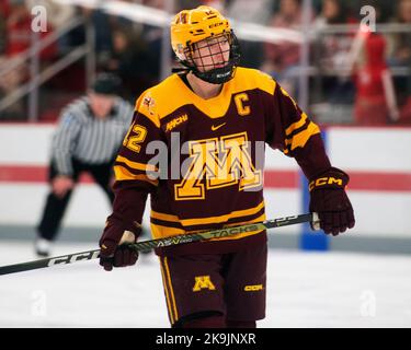 Columbus, Ohio, États-Unis. 28th octobre 2022. Minnesota Golden Gophers avance Grace Zumwinkle (12) au cours de la deuxième période contre les Buckees de l'État de l'Ohio dans leur jeu à Columbus, Ohio. Brent Clark/CSM/Alamy Live News Banque D'Images