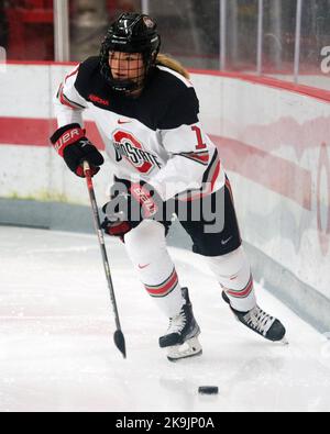 Columbus, Ohio, États-Unis. 28th octobre 2022. Ohio State Buckees avance Kauswirth (11) porte le palet contre les Gophers d'or du Minnesota dans leur jeu à Columbus, Ohio. Brent Clark/CSM/Alamy Live News Banque D'Images