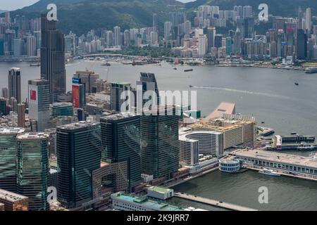 Harbour City et Ocean terminal, avec le développement en hauteur de Tsim Sha Tsui derrière, et l'île de Hong Kong au-delà du port de Victoria Banque D'Images