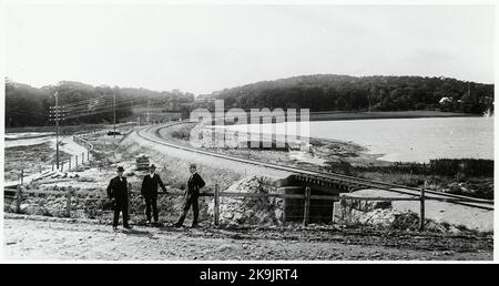 Les gens de gauche en photo: August Carlsson - grossiste, Shultz - ingénieur du Danemark, Heine - Stins à la gare de Släps, se trouve en face de la section achevée quelque part entre Munkekullen - Särö Västerskog. Banque D'Images