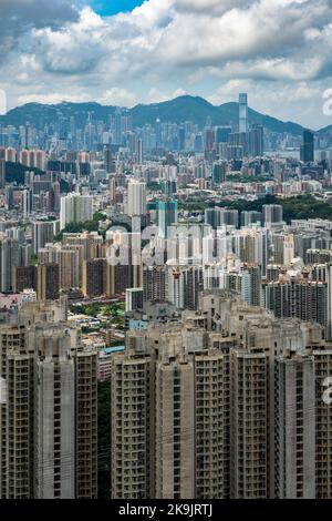 L'ICC, le bâtiment le plus haut de Hong Kong, surplombe la tour haute densité de Kowloon, vue depuis Sha Tin Pass Road Banque D'Images