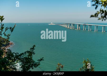 La section de la route de liaison de Hong Kong du pont Hong Kong-Zhuhai-Macao, vue depuis la piste antique de Tung O sur l'île de Lantau, Hong Kong, janvier 2018. Banque D'Images