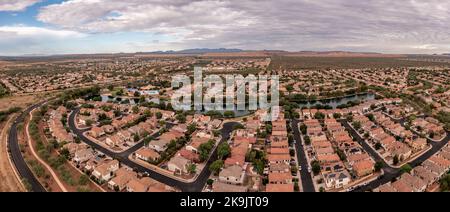 Le lac Sahuarita et le développement d'une nouvelle maison en Arizona près de Tucson Banque D'Images