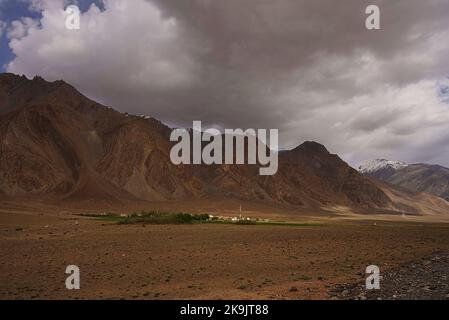 Ciel nuageux dans un désert froid de haute altitude de la province du Ladakh et du Zanskar dans le nord de l'Himalaya indien Banque D'Images