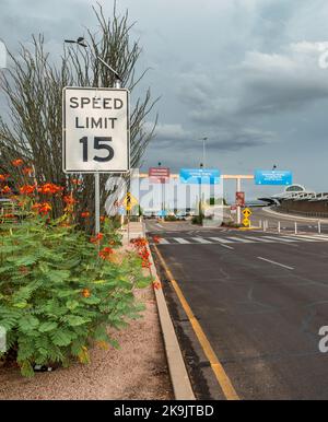 Aéroport de Tucson Arizona, panneaux de direction Banque D'Images