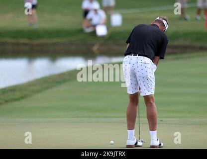Miami, États-Unis. 28th octobre 2022. DORAL, FL - OCTOBRE 28 : Ian Poulter se met sur le premier trou lors des quarts de finale du LIV Golf Invitational - Miami à la Doral nationale de Trump sur 28 octobre 2022 à Doral, Floride. (Photo par Alberto E. Tamargo/Sipa USA) crédit: SIPA USA/Alay Live News Banque D'Images